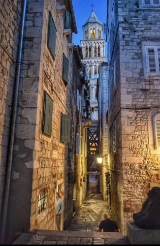 Largo apartment in the heart of Diocletian palace