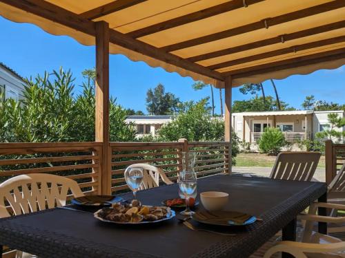 Photo de la galerie de l'établissement Logement de vacances 8 personnes - Mobil Home, à Lège-Cap-Ferret