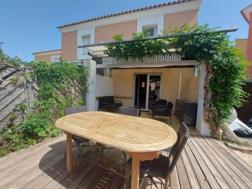 Maison climatisée avec jardin, terrasse et piscine, proche des campings - Marseillan - FR-1-326-693