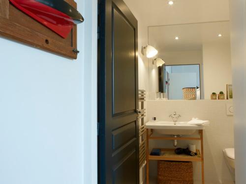 een badkamer met een wastafel en een spiegel bij Studio Sauzon, 1 pièce, 2 personnes - FR-1-418-227 in Sauzon
