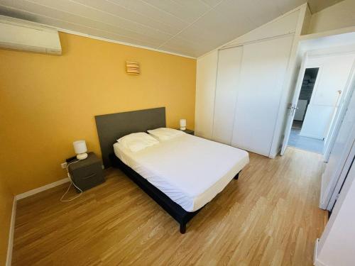 Posteľ alebo postele v izbe v ubytovaní Appartement spacieux avec terrasse, solarium, parking et piscine - FR-1-723-5