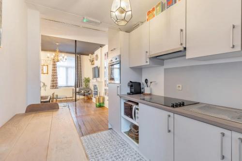 een keuken met witte kasten en een aanrecht bij DS39 - A Sexy & Stylish 2 bedroom Apartment with Private Terrace in the centre of Hasselt in Hasselt