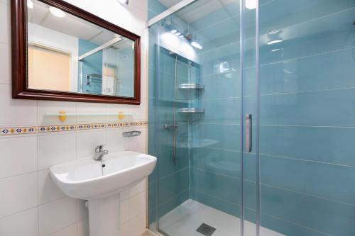 諾沃桑克蒂佩特里的住宿－Apartamento Altamar，一间带水槽和玻璃淋浴的浴室
