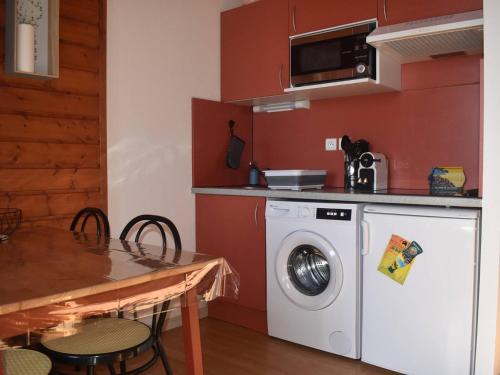 Una cocina o kitchenette en Appartement Font-Romeu-Odeillo-Via, 2 pièces, 4 personnes - FR-1-580-107
