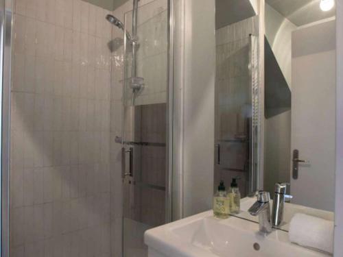 une salle de bain avec douche et lavabo dans l'établissement Studio cabine avec vue mer, piscine et parking à Cannes la Bocca - FR-1-609-93, à Cannes