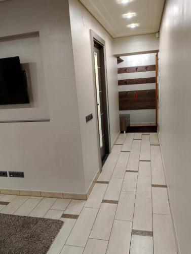 an empty hallway with a tv on a wall at Apartment at Kvitka Polonyny in Solochin