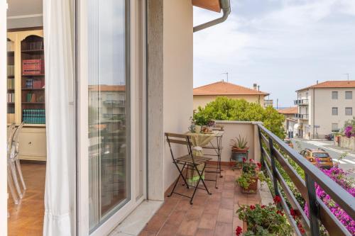 un balcone con tavolo e sedie di Casa Luigina a San Vincenzo