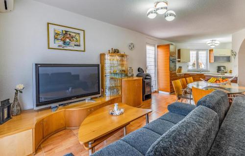 Beach Front Home In Medulin With Wifi
