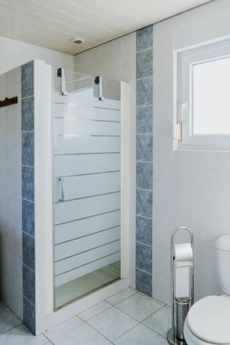 La salle de bains est pourvue de toilettes, d'une fenêtre et d'un miroir. dans l'établissement Maison à la campagne 6 personnes, à Zutzendorf
