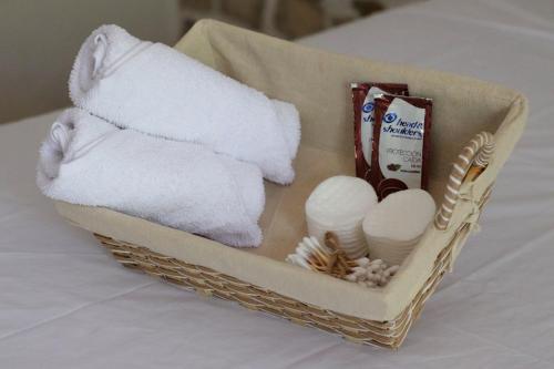 a basket with towels and other items on a bed at Casa Ixtzá in Nimá