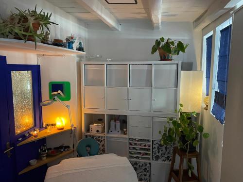 Ένα ή περισσότερα κρεβάτια σε δωμάτιο στο Dans la loge de Marguerite Studio avec Sauna