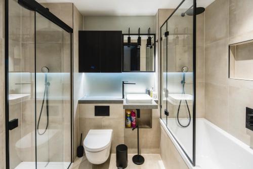 La salle de bains est pourvue de toilettes, d'un lavabo et d'une douche. dans l'établissement Luxury-stylish-unique-central-PowerStation-LondonEye, à Londres