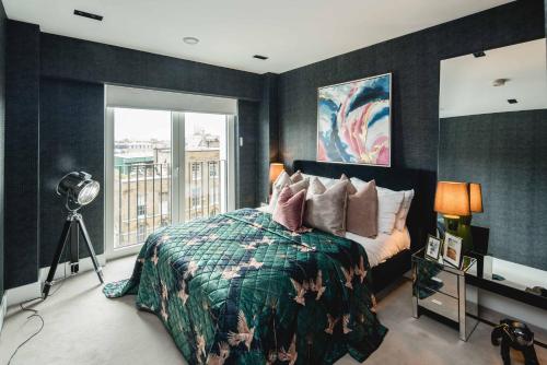 - une chambre avec un lit et une fenêtre dans l'établissement Luxury-stylish-unique-central-PowerStation-LondonEye, à Londres