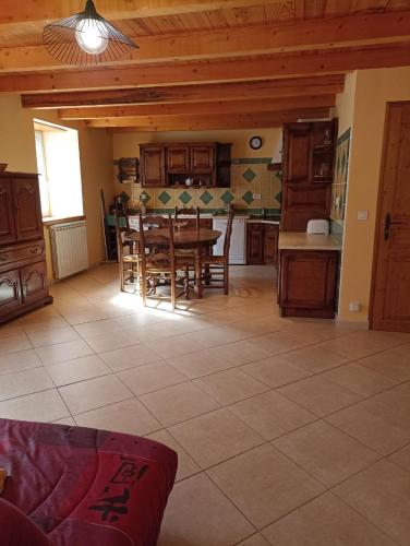 une cuisine et une salle à manger avec une table et des chaises dans l'établissement Mas de la fontaine, à Lafarre