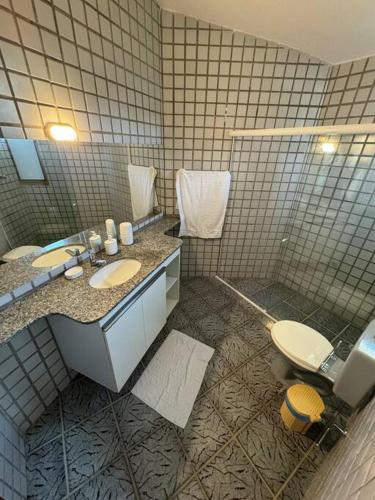 La salle de bains est pourvue de 2 lavabos, d'une douche et de toilettes. dans l'établissement Casa aconchegante em Guadalupe/PE, à Sirinhaém