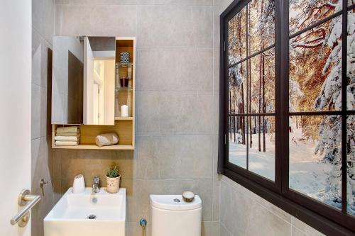 bagno con servizi igienici, lavandino e finestra di Duplex Pozo Canary a Pozo Izquierdo