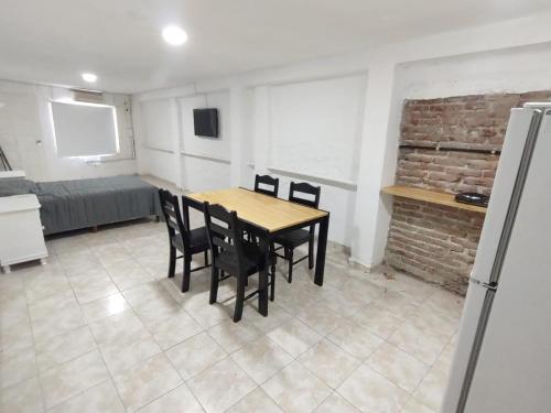 Departamento Temporario Bianchi في سانتياغو ديل إستيرو: غرفة طعام مع طاولة وكراسي خشبية