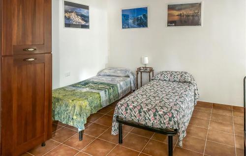 1 dormitorio con 2 camas individuales y armario en 4 Bedroom Pet Friendly Home In Cugnoli en Cugnoli