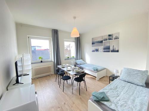 een woonkamer met een bed en een tafel met stoelen bij Gemütliches Apartment Remscheid in Remscheid
