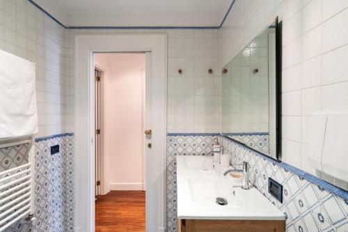 uma casa de banho com um lavatório e um espelho em Summer Breeze Family Aparment by Wonderful Italy em Bari