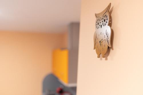 a cat decoration on a wall in a room at Вили Тихия Кът in Ribarica