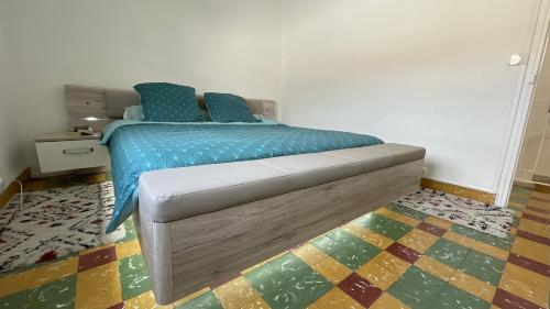 - une chambre avec un lit doté de draps bleus et d'oreillers bleus dans l'établissement Le 8 - Maison - Jardin - BBQ - Aigues Mortes, à Aigues-Mortes