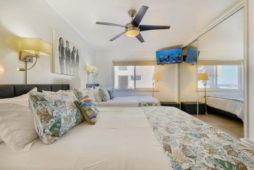 1 Schlafzimmer mit 2 Betten und einem Deckenventilator in der Unterkunft 101-luxury1 in San Diego