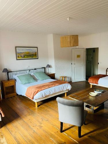- une chambre avec 2 lits et une table dans l'établissement Ermitage Saint Vincent B&B, à Vieille-Brioude