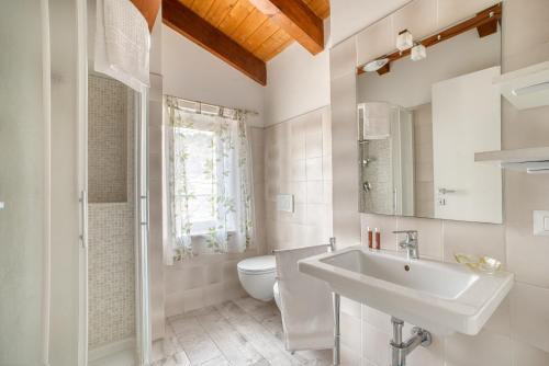 ein weißes Bad mit einem Waschbecken und einem WC in der Unterkunft Casavacanzelemore - Casa Zara in Valfabbrica