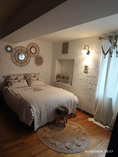 une chambre avec un grand lit et une fenêtre dans l'établissement Grande maison de campagne, à Villiers-en-Désoeuvre