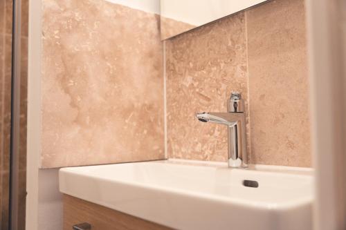 une salle de bain avec un lavabo et un robinet dans l'établissement Le Seigneur des anneaux, à Tours