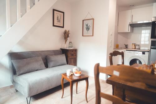 un salon avec un canapé et une table dans l'établissement Le Seigneur des anneaux, à Tours