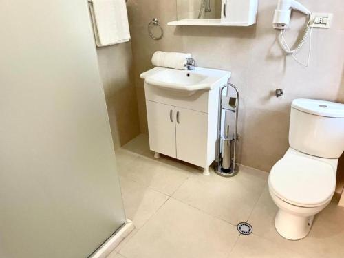 uma casa de banho com um WC e um lavatório em Hotel Algo em Tirana