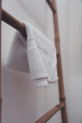 - une serviette blanche suspendue sur une échelle en bois dans l'établissement Le Cube Soma - Confortable T3, à Tours