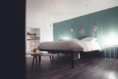 Ce lit se trouve dans une chambre dotée d'un mur vert. dans l'établissement Le Cube Soma - Confortable T3, à Tours