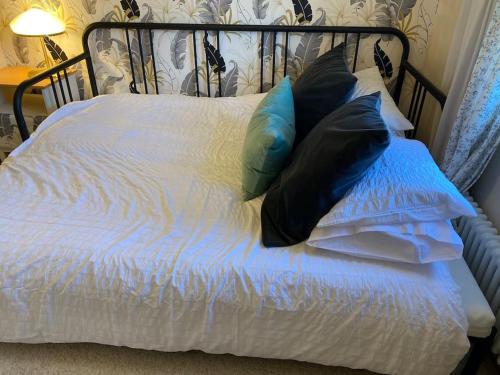 Een bed of bedden in een kamer bij Luxurious quirky 2bedroom house