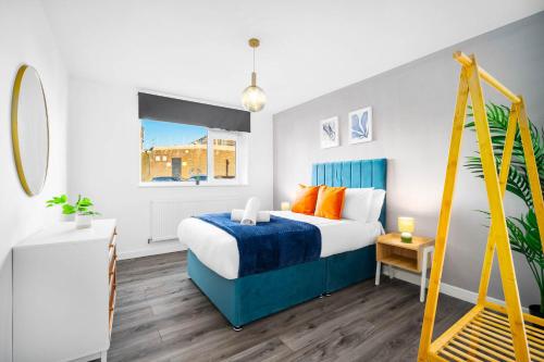 - une chambre avec un lit et une échelle jaune dans l'établissement Stylish New Apartment - Free Wifi & Netflix - 3MH, à Old Hill