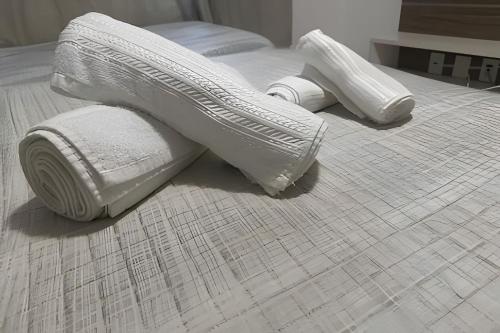 un letto con due asciugamani bianchi di Luxor Paulo Miranda 107 by Allmare Apartamentos a João Pessoa