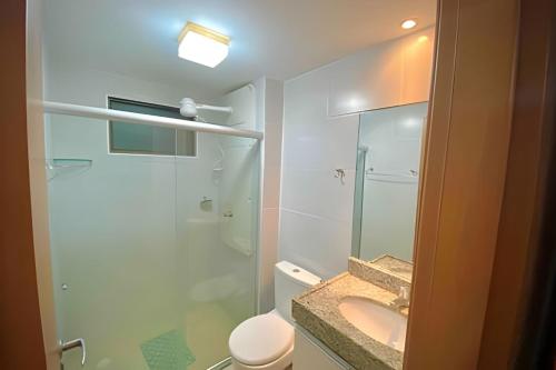 uma casa de banho com um chuveiro, um lavatório e um WC. em Luxor Paulo Miranda 107 by Allmare Apartamentos em João Pessoa