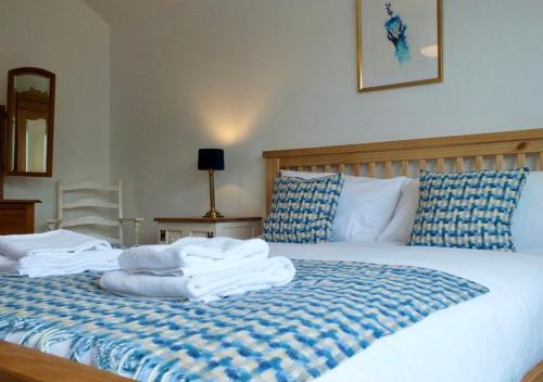 1 dormitorio con 1 cama con toallas en Port View House, en Cardiff