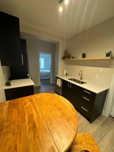 una cocina con una mesa de madera en el medio. en Modern One Bedroom Suite en Halifax