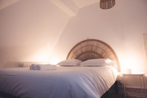 - une chambre avec un grand lit blanc et des oreillers blancs dans l'établissement Le Nœud du Diable - T3 spacieux, à Tours