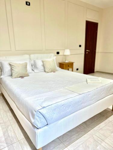 a large white bed in a white room at B&B Eyexei Domus in Agrigento