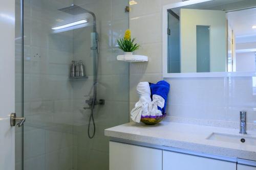 Un baño con ducha, lavabo y espejo. en 20South Lux Apartments 1BR, en Kingston