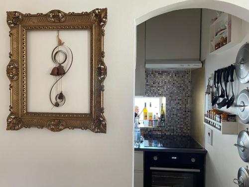 un espejo colgado en una pared junto a una cocina en Belvedere, en Dublín