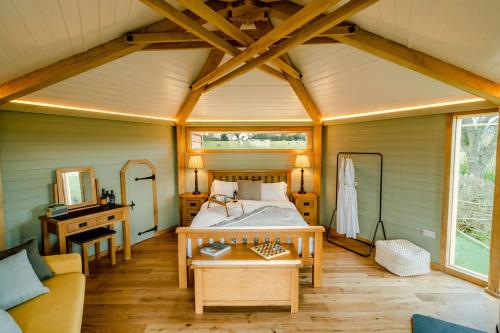 een slaapkamer met een bed en een bureau in een kamer bij Hex at Hollands Farmhouse in Dorchester