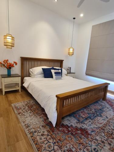 ファンティエットにあるLang Chai Beachfront Villa Phan Thietのベッドルーム1室(大型ベッド1台、ラグ付)
