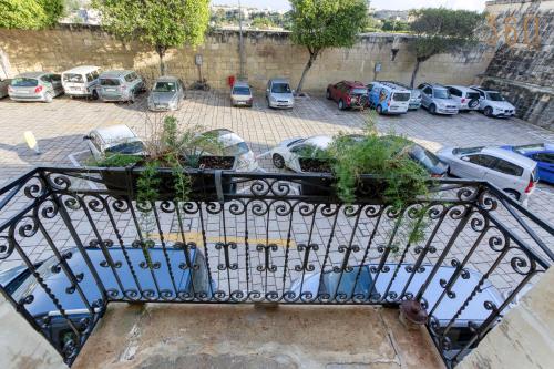 balkon z samochodami zaparkowanymi na parkingu w obiekcie Charming home with Stunning City Views in Birgu by 360 Estates w mieście Birgu