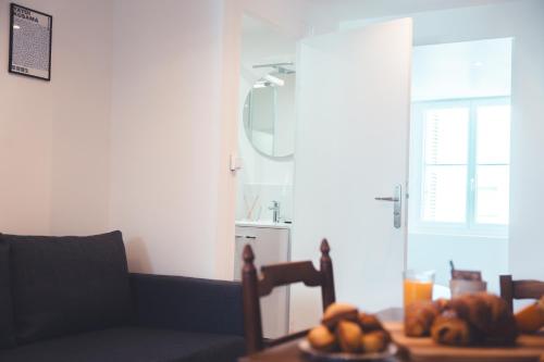 une table avec une plaque de citrouilles dans l'établissement Agréable T2 - Jardin botanique, à Tours