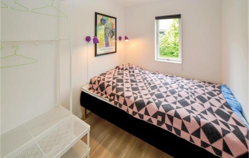 ノーポにあるStunning Home In Nordborg With 2 Bedrooms And Wifiのベッドルーム(ベッド1台、窓付)